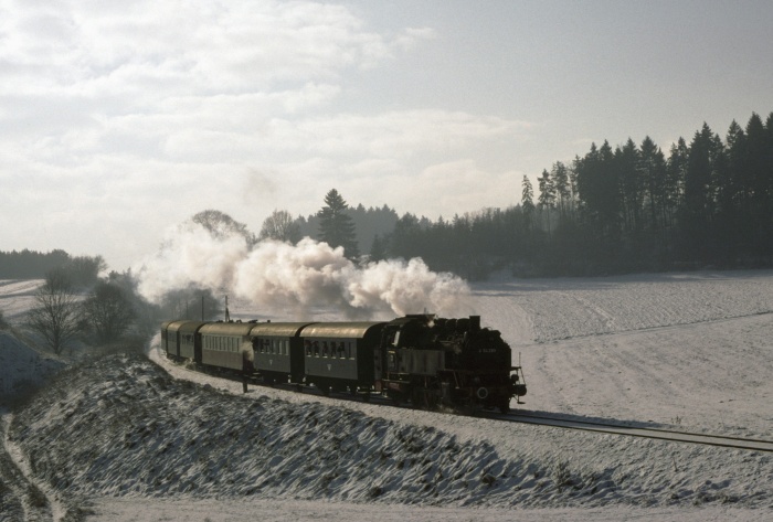 64 289 mit EFZ-Sonderzug talwärts fahrend vor Gammertingen, am 06.01.1979