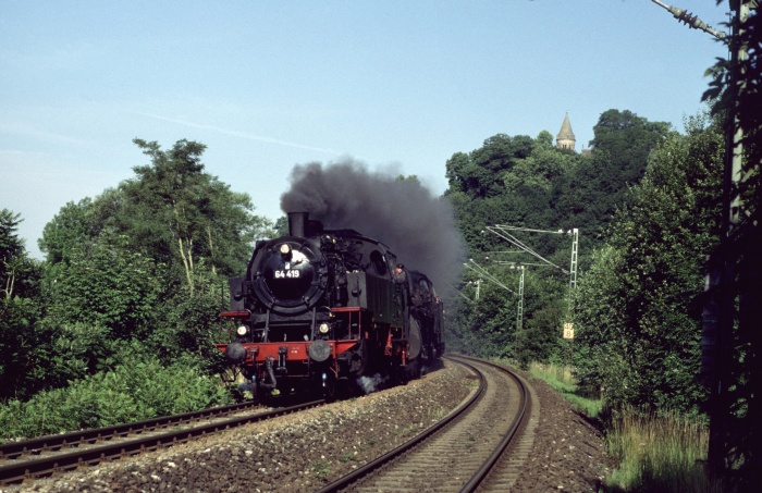 64 419 + 18 316 mit Sonderzug in Richtung Aalen bei Lorch (Remstal), 26.06.1999
