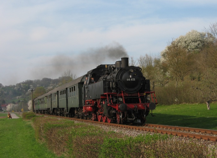 64 419 vor Zug Rudersberg->Schorndorf zwischen Michelau und Miedelsbach, 17:43h am 12.04.2009