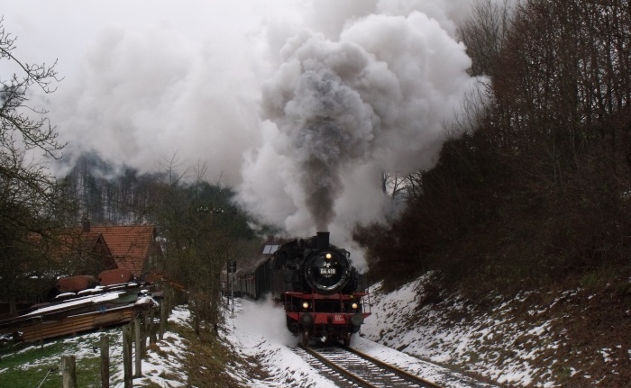 64 419 mit Zug ->Welzheim, hinterm Steinbacher Viadukt (bei Klaffenbach), 10:45h am 12.12.2010