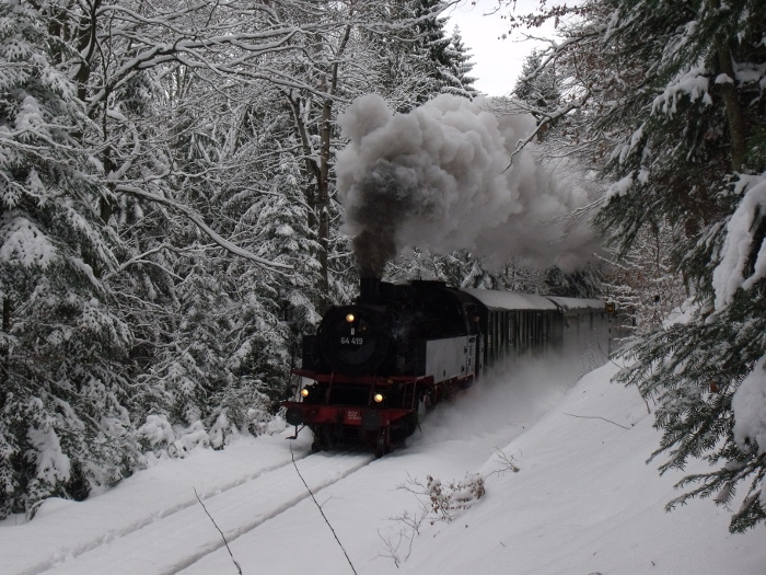 64 419 mit Zug Schorndorf->Welzheim, im tiefverschneiten Wald zwischen Laufenmühle und Breitenfürst, um 13:53h am 19.12.2010