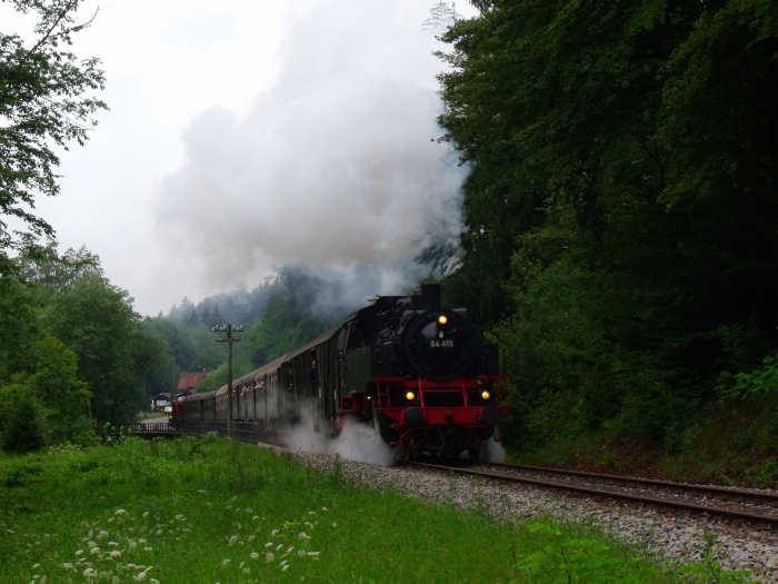 64 419 mit Zug Schorndorf->Welzheim, hinter dem Viadukt bei Laufenmühle, um 10:50h am 07.08.2011
