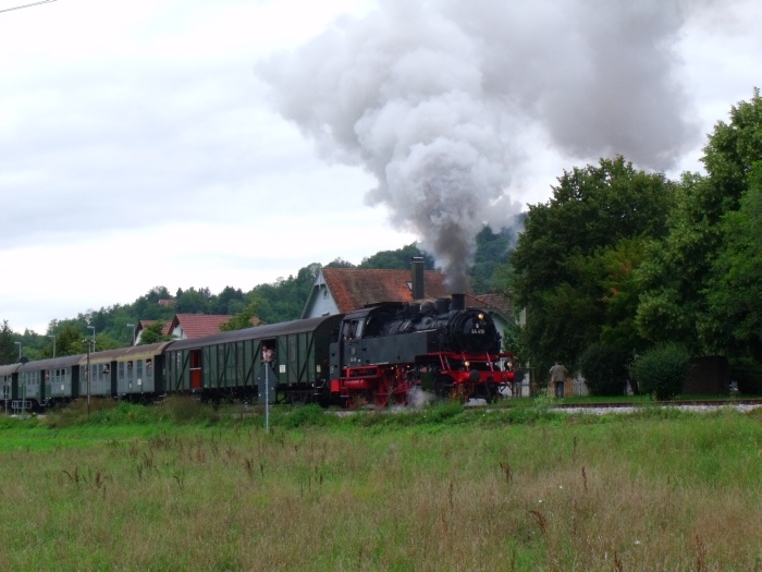 64 419 mit Zug nach Welzheim in Oberndorf, um 13:35h am 07.08.2011