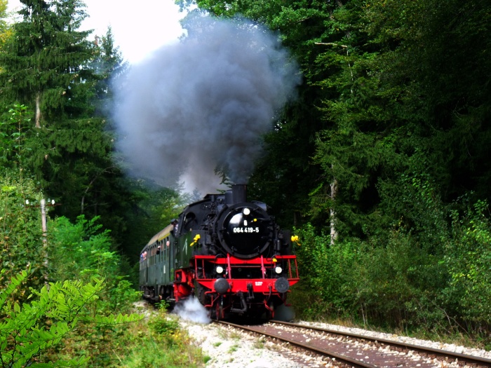 64 419 nun allein ohne Schub (!) mit 4-Wagen-Zug nach Welzheim anläßlich der Sonderrundfahrten zum Jubiläumszug der SWR-Sendung “Eisenbahnromantik”, hinter Laufenmühle im Wald, um 10:53h am 23.09.2011.