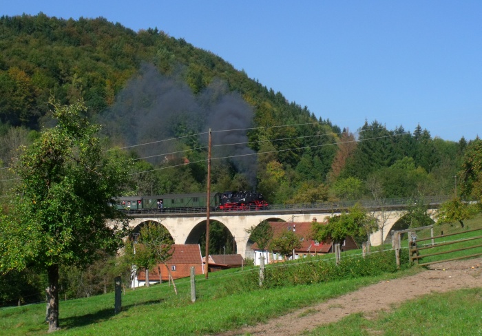 64 419 auf dem Strümpfelbachtal- Viadukt bei Steinbach, um 13.38h am 02.10.2011