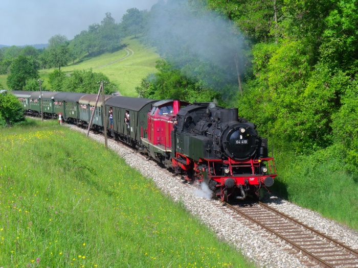 64 419 + 212 084 mit dem ersten Zug nach Welzheim an diesem Tag, fotografiert bei Klaffenbach an den Wiesen vorm Igelsbach-Viadukt, um 10:05h am 20.05.2012