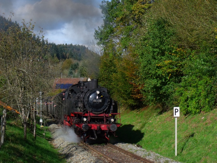 64 419 vor Zug Schorndorf -Welzheim, geschoben von V60 328, hinterm Strümpfelbachtal bei Steinbach, um 13:12h am 26.10.2014