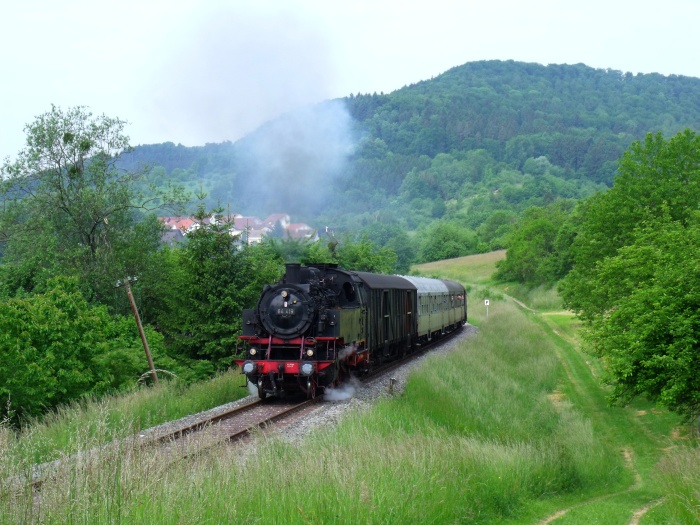 64 419 mit 4-Wagen -Zug Schorndorf ->Welzheim, hinterOberndorf an den Obstbaumwiesen, um 10:05h am 24.05.2015 (Pfingsten)