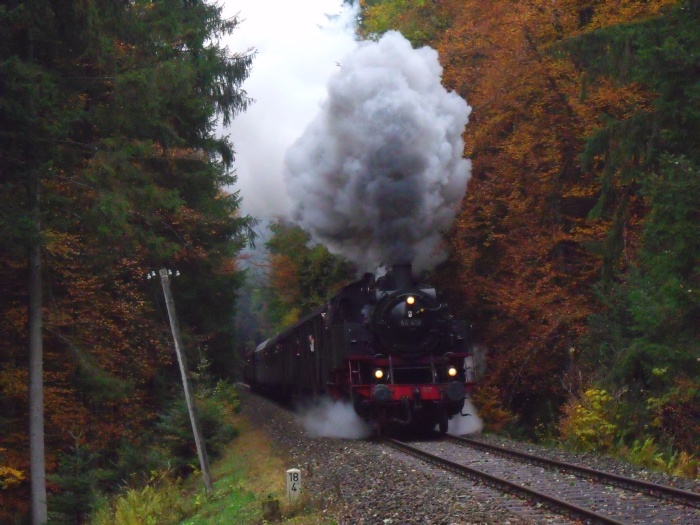 64 419 mit Zug nach Welzheim zwischen Laufenmühle und Breitenfürst (km 18,5), um 10:33h am 25.10.2015