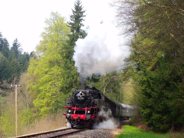 64 419 mit Zug nach Welzheim hinter Laufenmühle (bei km 17,6) um 10:31h am 01.05.2016