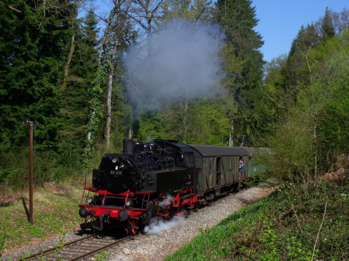 64 419 mit Zug nach Welzheim im oberen Wald vor Breitenfürst (etwa km 19,2), um 10:26h am 05.05.2016