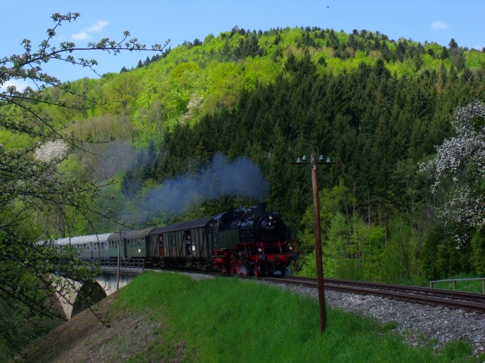 64 419 mit Zug nach Welzheim (natürlich kräftig geschoben von V60 328) an der Igelsbach-Talbrücke bei Klaffenbach, um 13:07h am 05.05.2016
