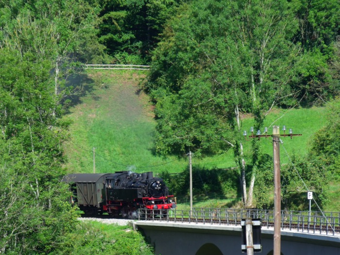 64 419 mit Zug Schorndorf->Welzheim, direkt am Strümpfelbachtal-Viadukt, um 10:16h am 14.08.2016