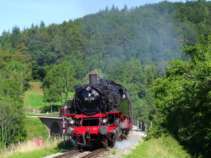 64 419 mit Zug Schorndorf->Welzheim, direkt am Strümpfelbachtal-Viadukt, um 10:16h am 14.08.2016