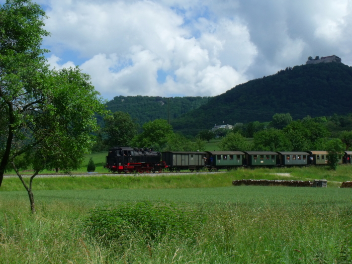 64 419 mit GES-Zug Nr.62141 nach Neuffen, zwischen Linsenhofen und Neuffen, um 11:31h am 16.06.2019