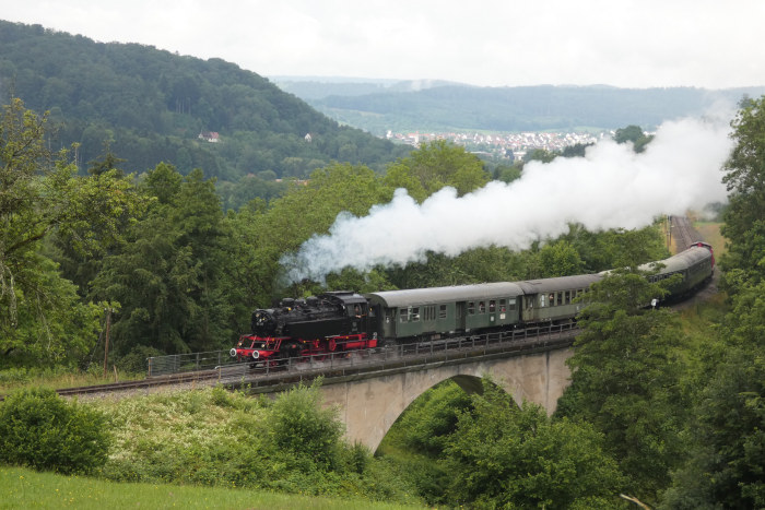 64 419 vorm Zug von Schorndorf nach Welzheim auf dem Igelsbachtal-Viadukt, um 11:05h am 28.06.2020