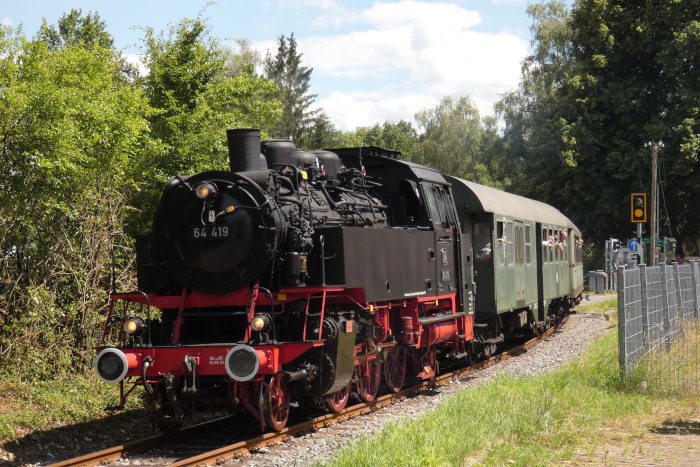 64 419 mit Zug aus Schorndorf kurz vor der Einfahrt von Bf Welzheim, um 14:57h am 12.07.2020