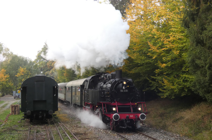 64 419 vorm Zug nach Welzheim bei Ausfahrt aus Breitenfürst auf dem nun oberen und flachen Abschnitt der Bahn, fotografiert um 11:27h am 18.10.2020