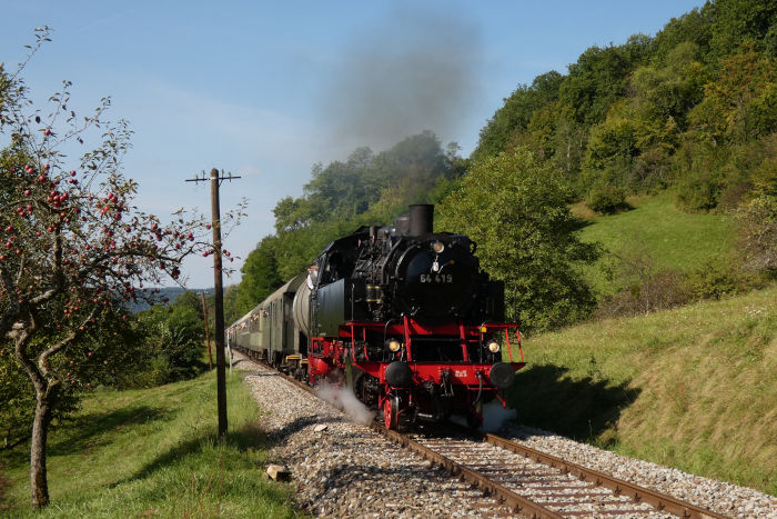 64 419 vor langem (Sonder-) Zug Stuttgart-Schorndorf-->Welzheim (hinten Schub: V100), bei Klaffenbach, um 11:05h am 19.09.2021
