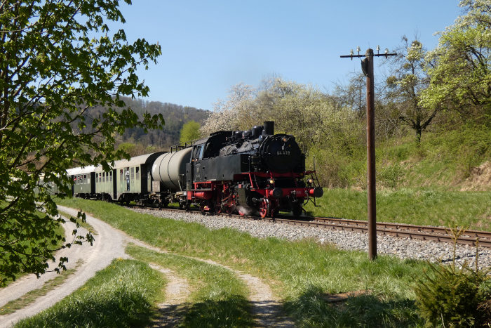 64 419 vor Zug Schorndorf-->Welzheim (hinten Schub: V100), hinter Oberndorf, um 14:31h am 18.04.2022