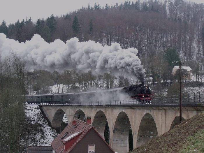 64 419 mit Zug ->Welzheim auf dem Steinbacher Viadukt hinter Klaffenbach, 13:41h am 12.12.2010.