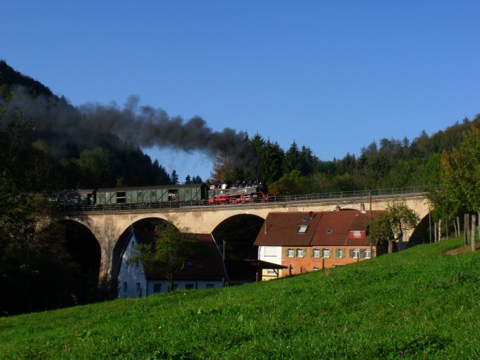 64 419 mal wieder auf dem Weg nach Welzheim, auf dem Strümpfelbach- Viadukt hinter Klaffenbach, um 17:10h am 02.10.2011