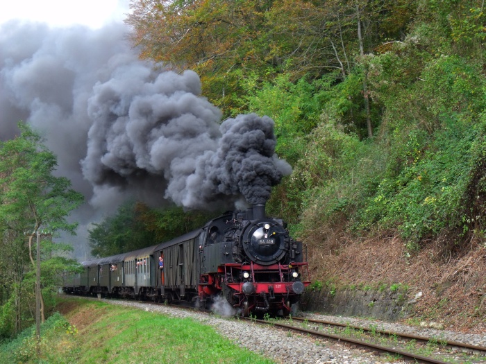 64 419 mit Zug Schorndorf→Welzheim, natürlich wieder kräftig geschoben von 212 084, im Wald unterhalb von Breitenfürst (bei Strecken-km 19,6), um 13:37h am 03.10.2017