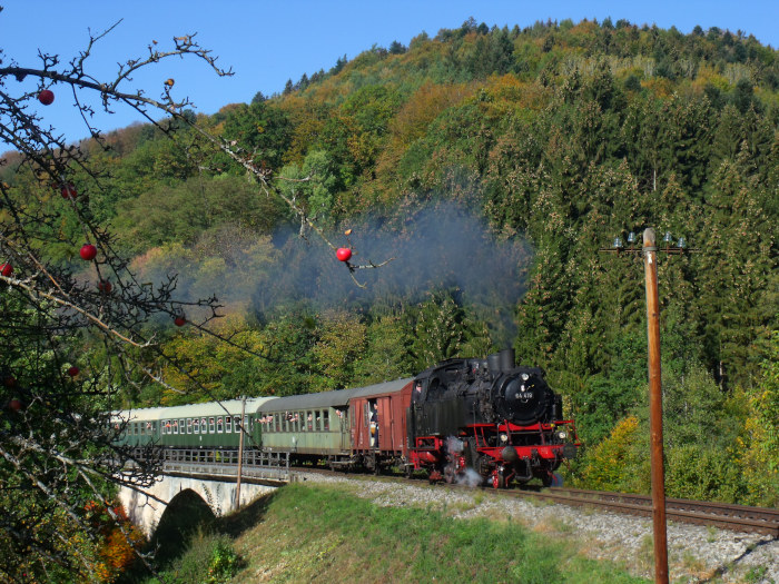 64 419 mit Zug Schorndorf->Welzheim, dieses Mal fotografiert auf der Brücke über das Igelsbachtal bei Klaffenbach, um 11:15h am 14.10.2018