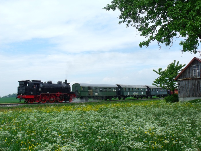 75 1118 Tv mit Zug von Gerstetten zurück nach Amstetten an der einzigen Stelle, wo auch dazu eine akustische Aufnahmemöglichkeit besteht, nämlich Abfahrt in Waldhausen, um 11:31h am 14.05.2015