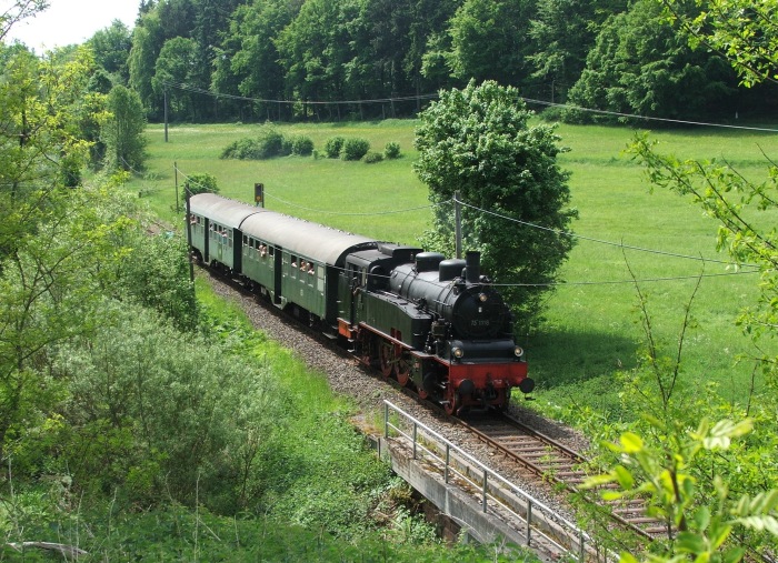 75 1118 mit Personenzug bei Walldürn, im Mai 2005