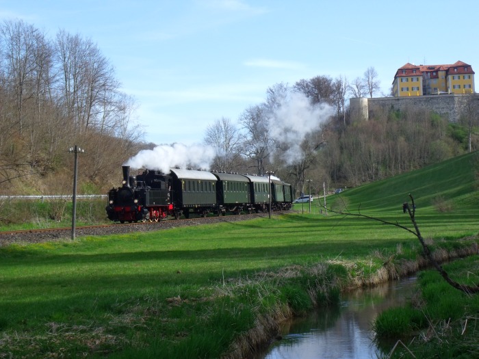 930 vor dem SAB-Oster-Sonderzug im Dolderbachtal beim Schloss Grafeneck nördlich Marbach, um 10:22h am 22.04.2019