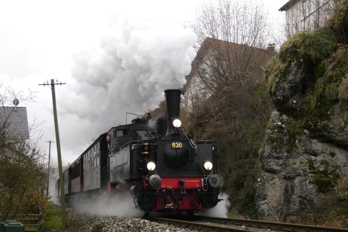930 mit dem letzten Zug des Tages nach Trochtelfingen, Nr.106, am Hasental zwischen Haid und Trochtelfingen Alb-Gold (hinten Lok 20), um 16:58h am 22.04.2019