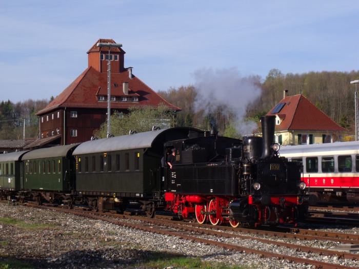 930 vor dem SAB-Oster-Sonderzug beim Vorziehen aus den südlichen Bahnhofsgleisen in Richtung Bahnsteig in Münsingen, um 9:20h am 22.04.2019
