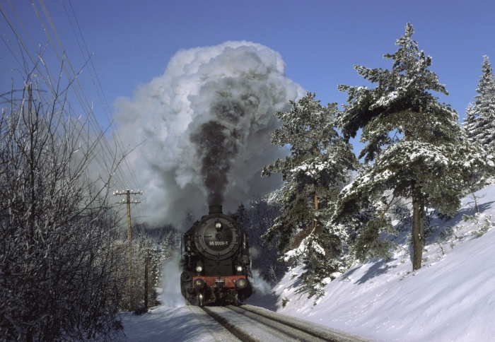 95 0009 mit Güterzug ->Ernstthal hinter Lichte, am 13.01.1980