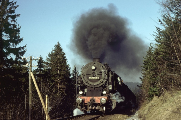 95 0030 mit P 18005 vor Einfahrt Schmiedefeld, am 23.02.1980