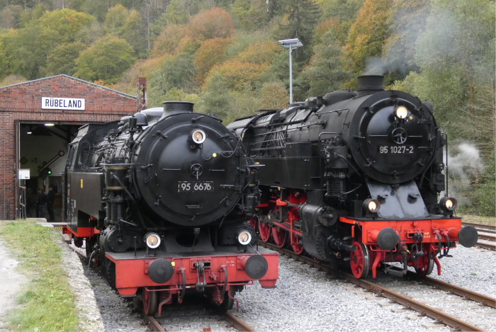 95 027  neben der hier (kalt) ausgestellten „Tierklasse“-Lok 99 6676 vor dem Lokschuppen im ehemaligen alten Abstellbahnhof Rübeland, um 14:45h am 21.10.2023