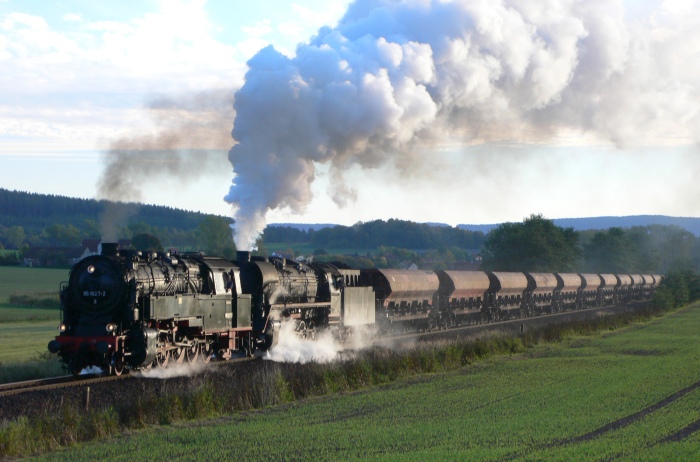 95 027 + 44 2546 vor dem schwersten Kieszug Immelborn->Eisenach, hinter Oberrohn, um 17:35h, am 09.10.2010