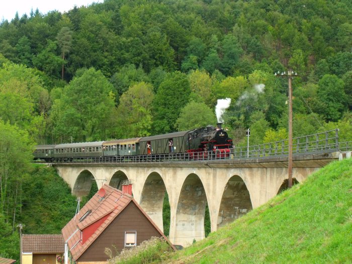 97 501 am Schluss des Zuges zurück von Welzheim nach Schorndorf (vorn ist V60 328), fotografiert natürlich auf dem Strümpfelbachtal -Viadukt bei Steinbach, um 11:49h am 08.09.2013