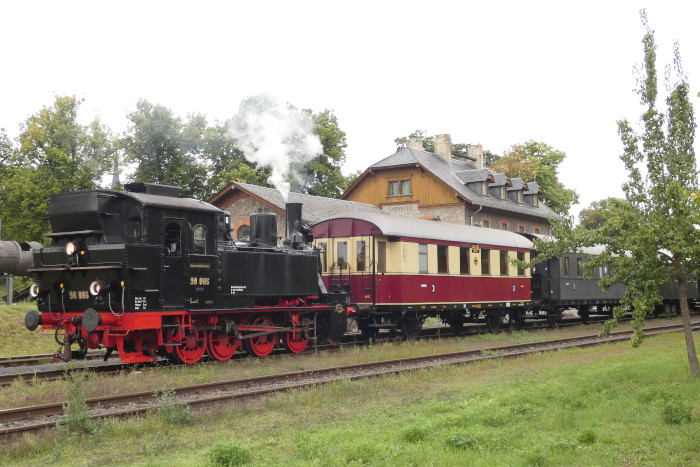 98 886 wartet vorm Zug Richtung Mellrichstadt im Bahnhof Fladungen auf Abfahrt, um 9:05h am 03.08.2025
