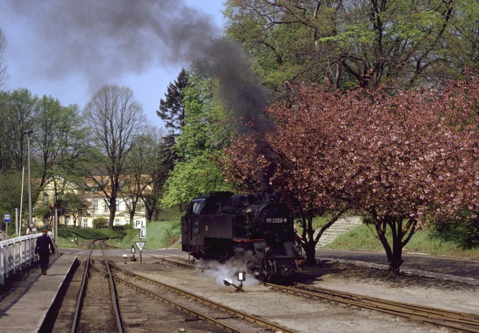 99 2322 beim Umsetzen im Bereich des nördlichen Bahnhofendes von Bad Doberan, um 12:00h am 22.04.1990