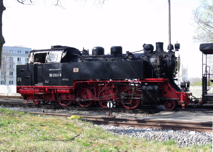 99 2322 Tv mit Zug Richtung Kühlungsborn wartet am Bahnsteig in Heiligendamm auf den Gegenzug und die Ausfahrt, um 16:00h am 22.04.2011 99 2322 Tv mit Zug Richtung Kühlungsborn wartet am Bahnsteig in Heiligendamm auf den Gegenzug und die Ausfahrt, um 16:00h am 22.04.2011