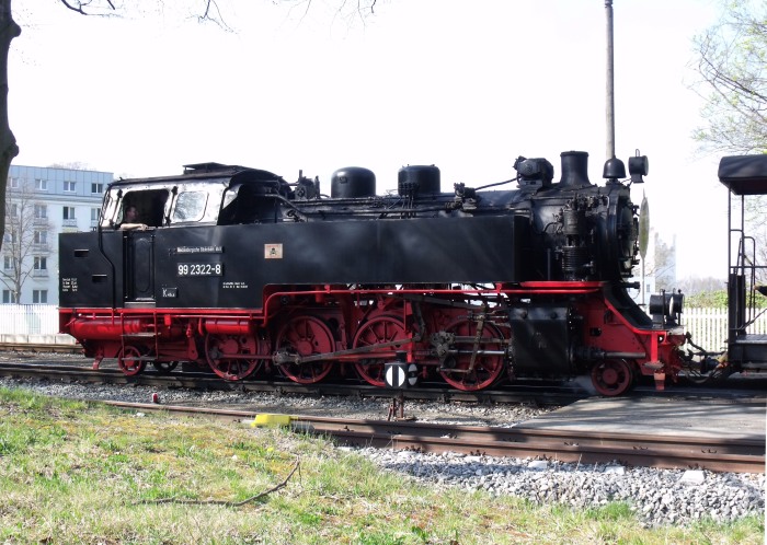 99 2322 Tv mit Zug Richtung Kühlungsborn wartet am Bahnsteig in Heiligendamm auf den Gegenzug und die Ausfahrt, um 16:00h am 22.04.2011