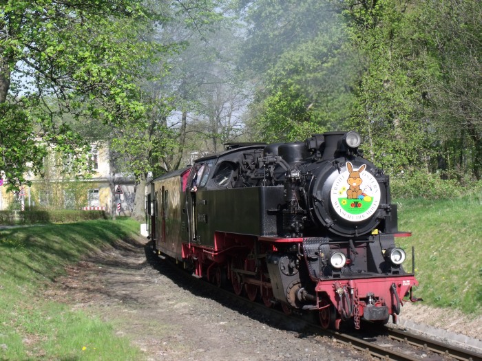 99 2323 mit Zug aus Kühlungsborn, einfahrend in Bad Doberan, um 10:19h am 22.04.2011
