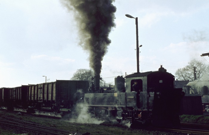 99 1562 Tv mit Güterzug ->Oschatz Ausfahrt Mügeln, am 15.03.1977