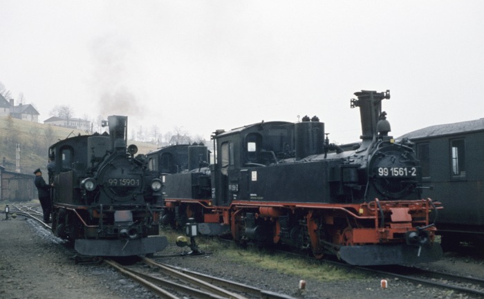 99 1590 neben 99 1561 in Jöhstadt, am 28.10.1977