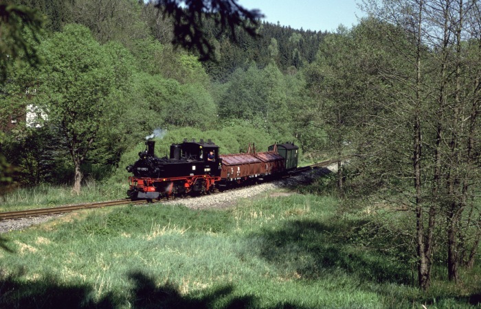 99 1590 mit Sonder-Gz Richtung Jöhstadt hinter Schlössel, am 25.05.2001