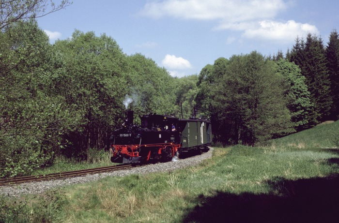 99 1590 mit Personenzug hinter Schlössel, am 25.05.2001