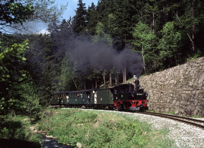 99 1590 mit Personenzug an der Steinmauer zwischen Schmalzgrube und Schlössel, am 25.05.2001