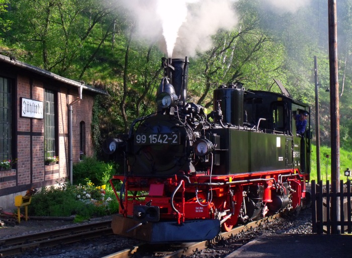 99 1542 setzt um (für Zug 20), neben dem Lokschuppen in Jöhstadt, um 7:56h am 26.05.2012