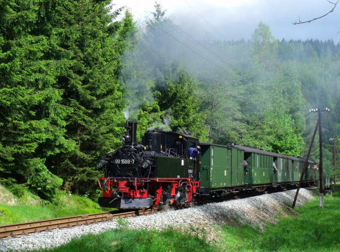 99 1568 mit Zug Nr.21 hinter der Schwarzwasserbrücke vor Schlössel, um 10:38h am 27.05.2012